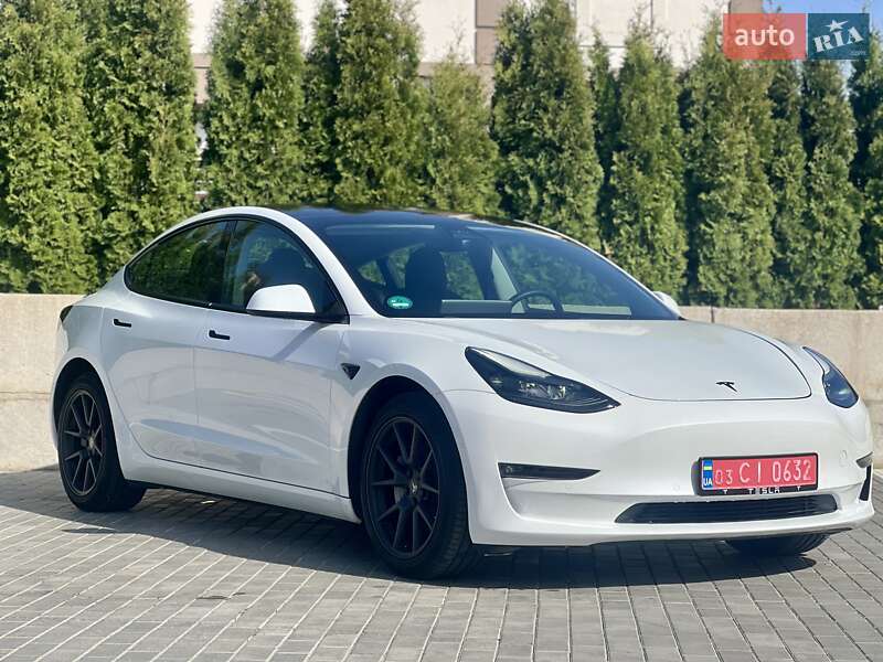 Седан Tesla Model 3 2022 в 