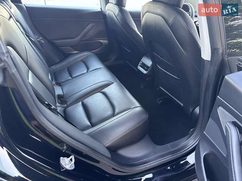 Седан Tesla Model 3 2020 в Ужгороді