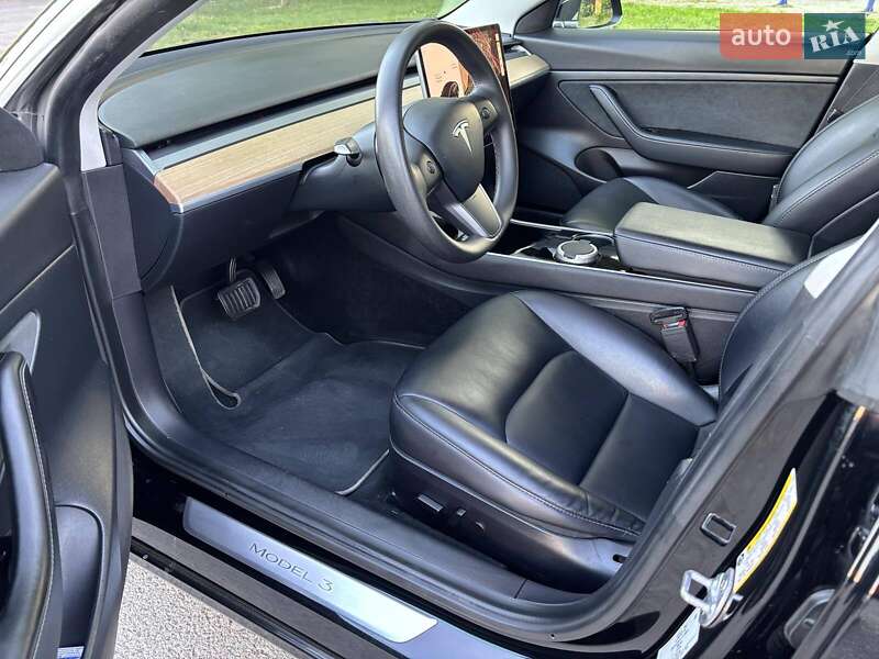 Седан Tesla Model 3 2020 в Ужгороді