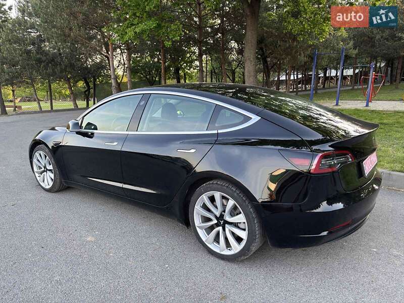 Седан Tesla Model 3 2020 в Ужгороді