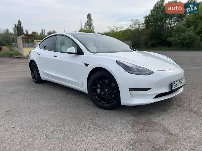 Седан Tesla Model 3 2021 в 