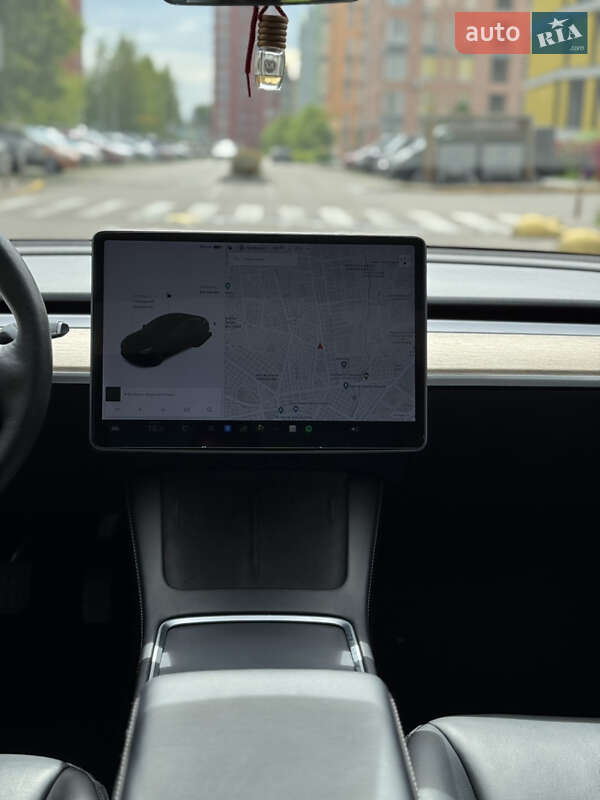Седан Tesla Model 3 2021 в Киеве