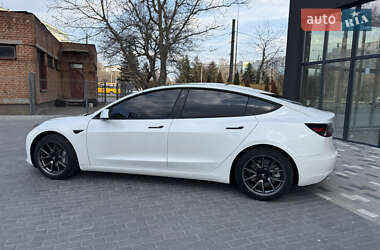 Седан Tesla Model 3 2021 в 