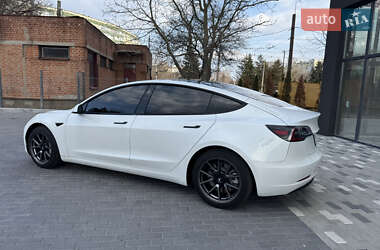 Седан Tesla Model 3 2021 в 