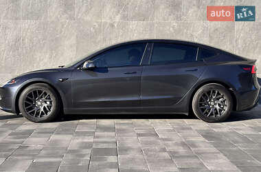 Седан Tesla Model 3 2024 в 