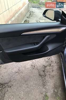 Седан Tesla Model 3 2023 в 