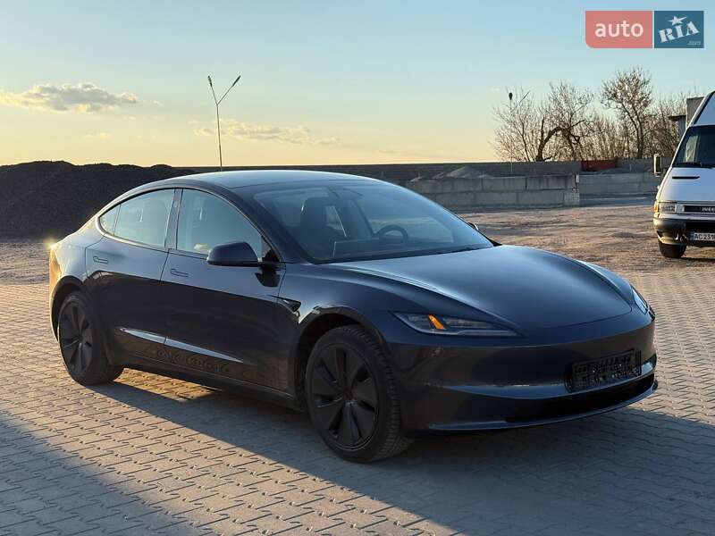 Седан Tesla Model 3 2024 в 