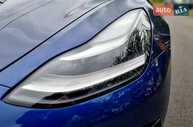 Седан Tesla Model 3 2020 в 