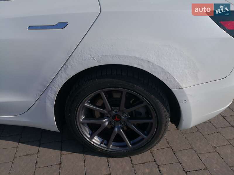 Седан Tesla Model 3 2019 в Львове