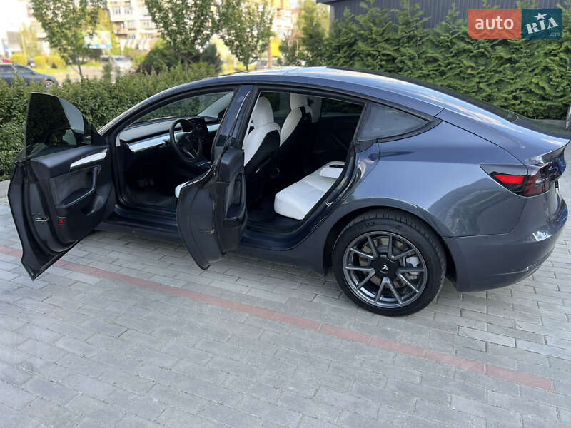 Седан Tesla Model 3 2022 в Ужгороде