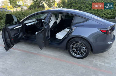Седан Tesla Model 3 2022 в 