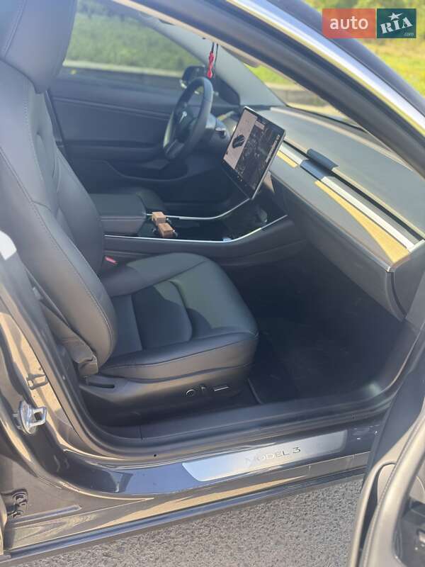Седан Tesla Model 3 2020 в Львове