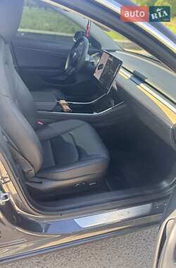 Седан Tesla Model 3 2020 в 