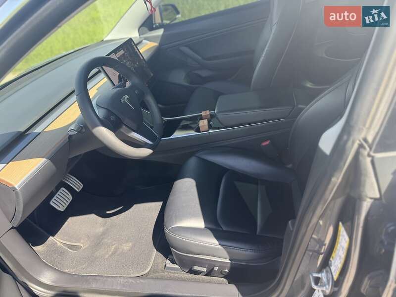 Седан Tesla Model 3 2020 в Львове