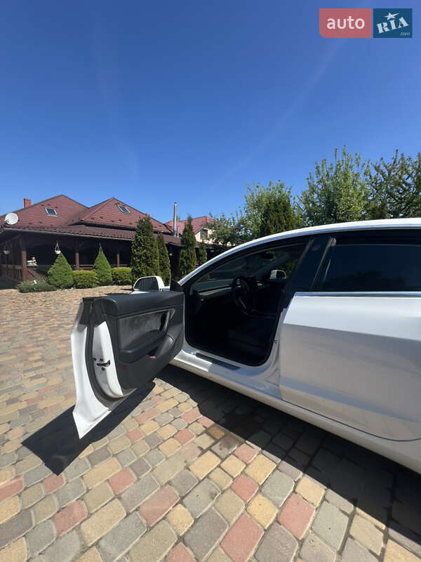 Седан Tesla Model 3 2019 в Ужгороде