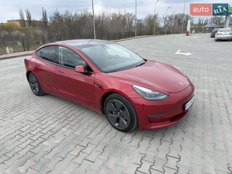 Седан Tesla Model 3 2022 в 