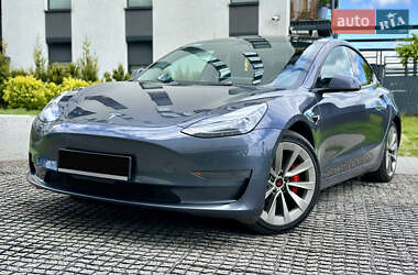 Седан Tesla Model 3 2022 в 