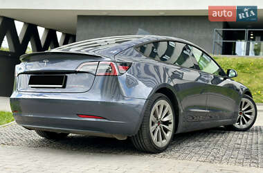 Седан Tesla Model 3 2022 в 