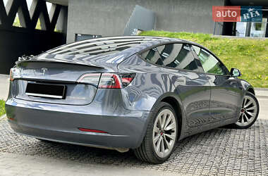 Седан Tesla Model 3 2022 в 