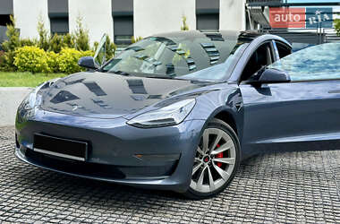Седан Tesla Model 3 2022 в 