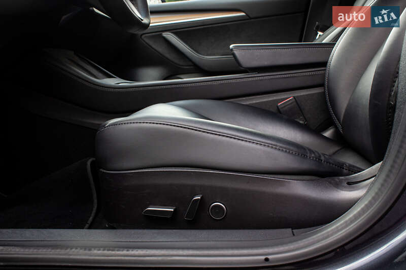Седан Tesla Model 3 2022 в Львове