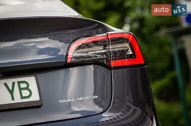 Седан Tesla Model 3 2022 в 