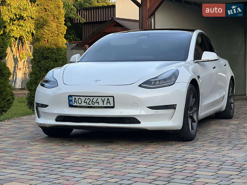 Седан Tesla Model 3 2019 в Ужгороде