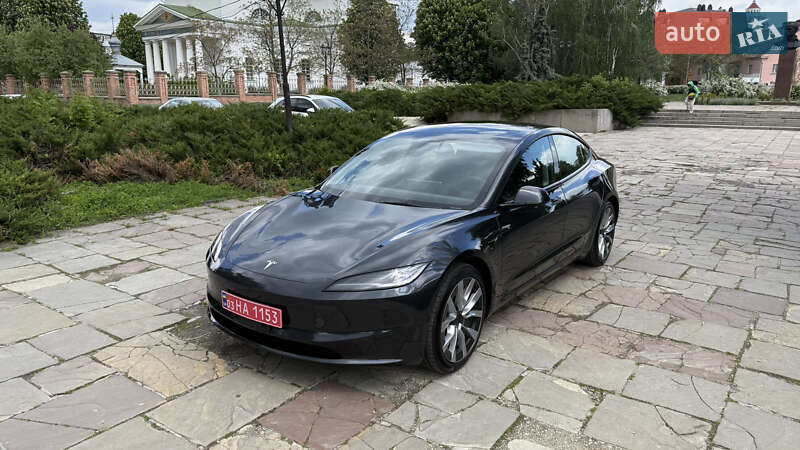 Седан Tesla Model 3 2024 в 