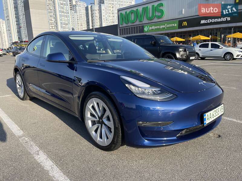 Седан Tesla Model 3 2022 в 
