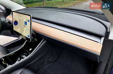 Седан Tesla Model 3 2020 в 