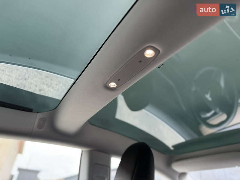 Седан Tesla Model 3 2019 в Ровно