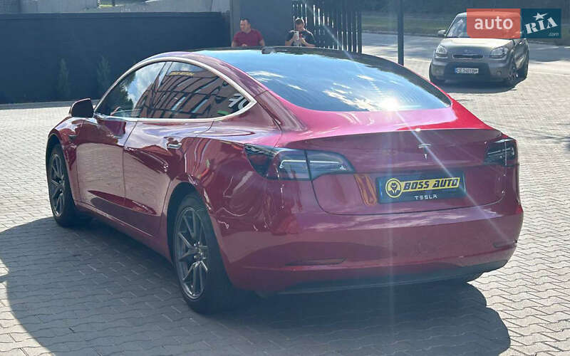 Седан Tesla Model 3 2019 в Чернівцях