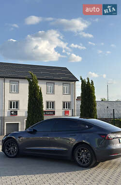 Седан Tesla Model 3 2022 в 