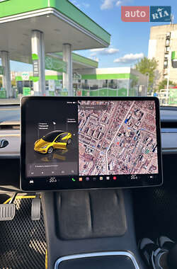 Седан Tesla Model 3 2022 в 
