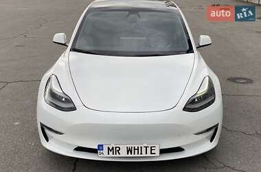 Седан Tesla Model 3 2022 в 
