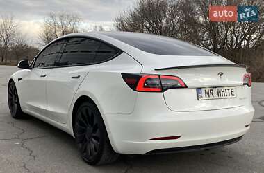 Седан Tesla Model 3 2022 в 