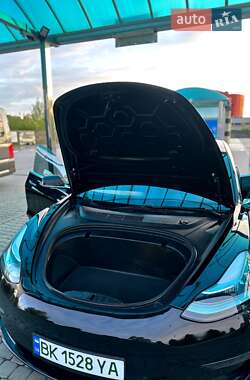 Седан Tesla Model 3 2018 в 