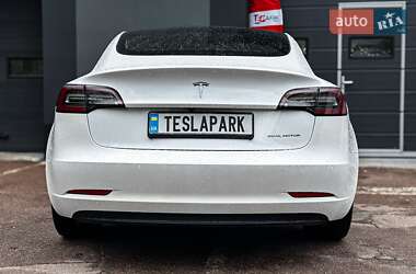 Седан Tesla Model 3 2022 в 