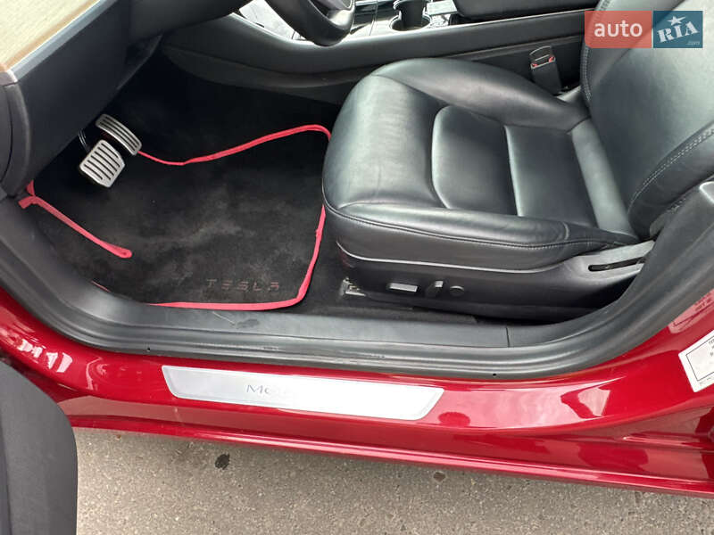 Седан Tesla Model 3 2019 в Черновцах
