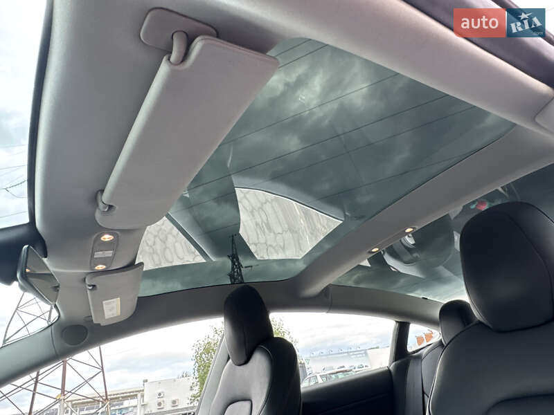 Седан Tesla Model 3 2019 в Черновцах
