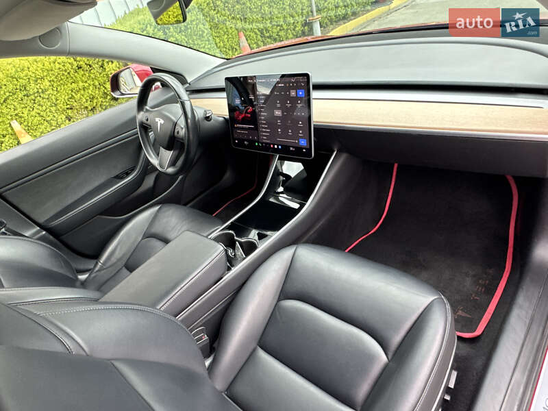 Седан Tesla Model 3 2019 в Черновцах