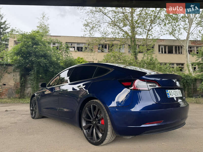 Седан Tesla Model 3 2020 в Ужгороді