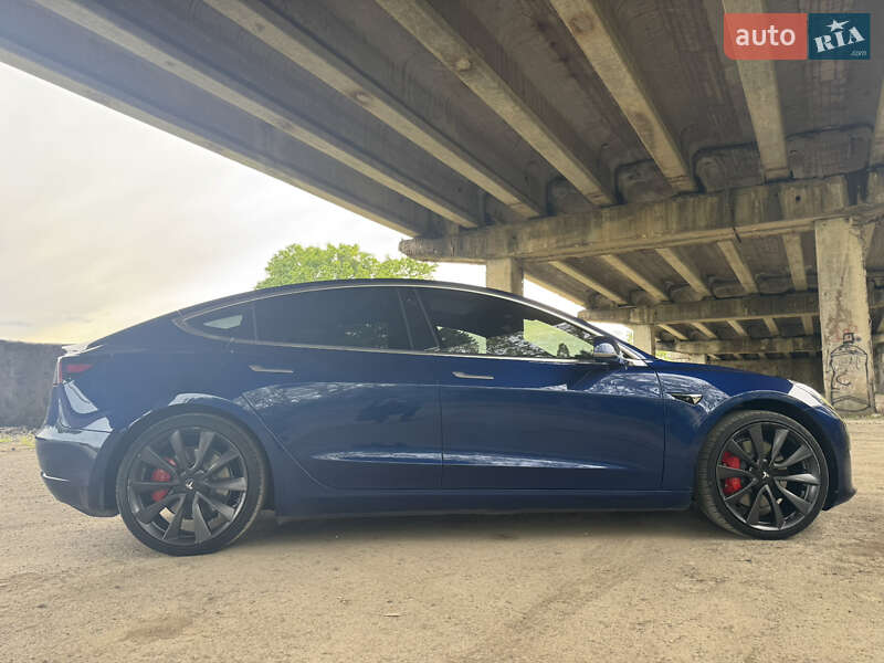 Седан Tesla Model 3 2020 в Ужгороді