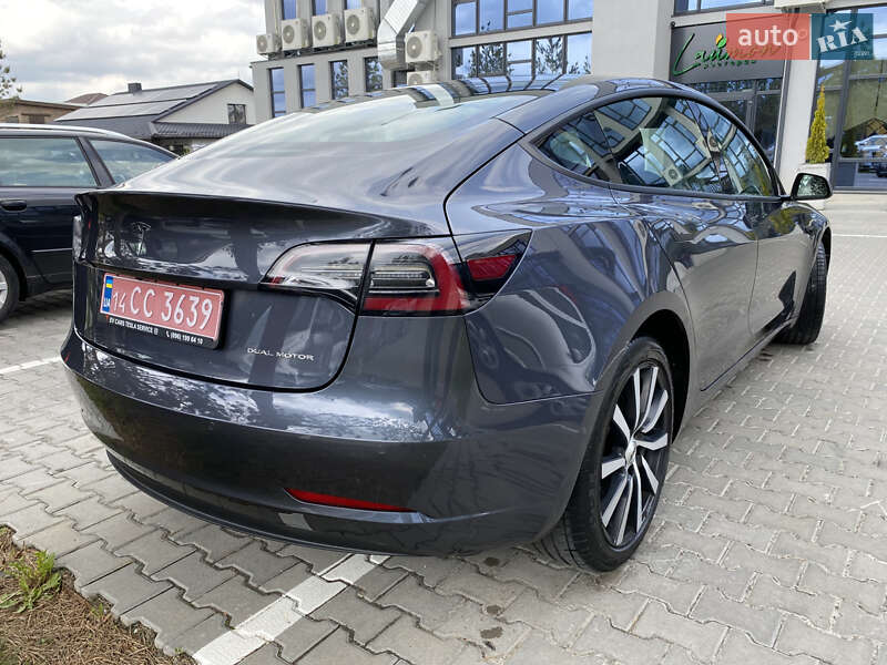 Седан Tesla Model 3 2022 в Ровно