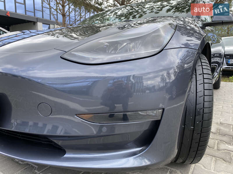 Седан Tesla Model 3 2022 в Ровно