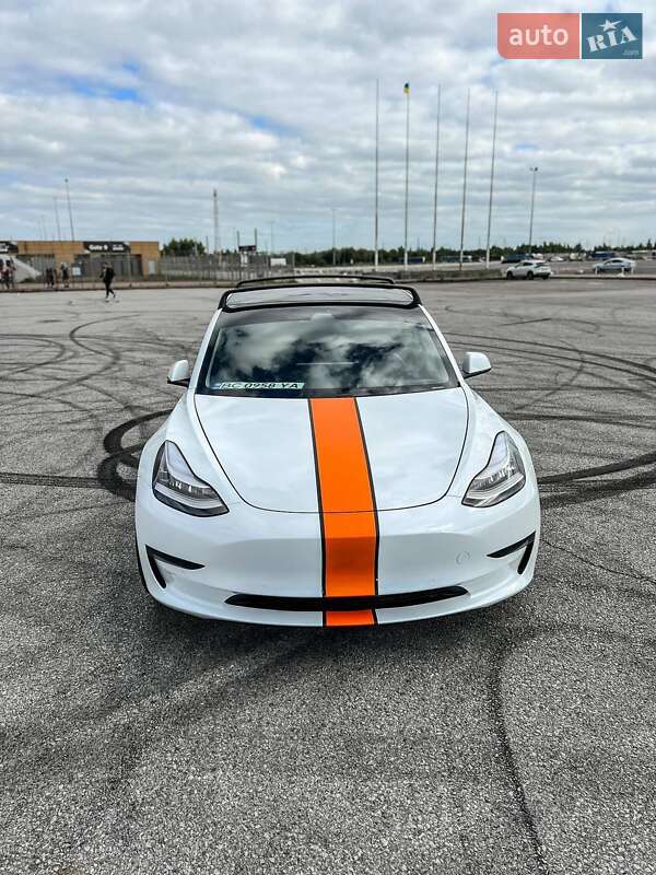 Седан Tesla Model 3 2019 в 