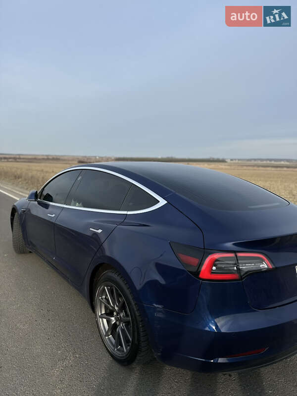 Седан Tesla Model 3 2018 в Львове