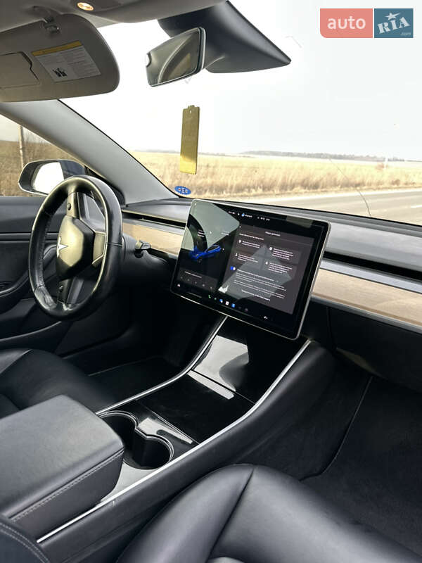Седан Tesla Model 3 2018 в Львове