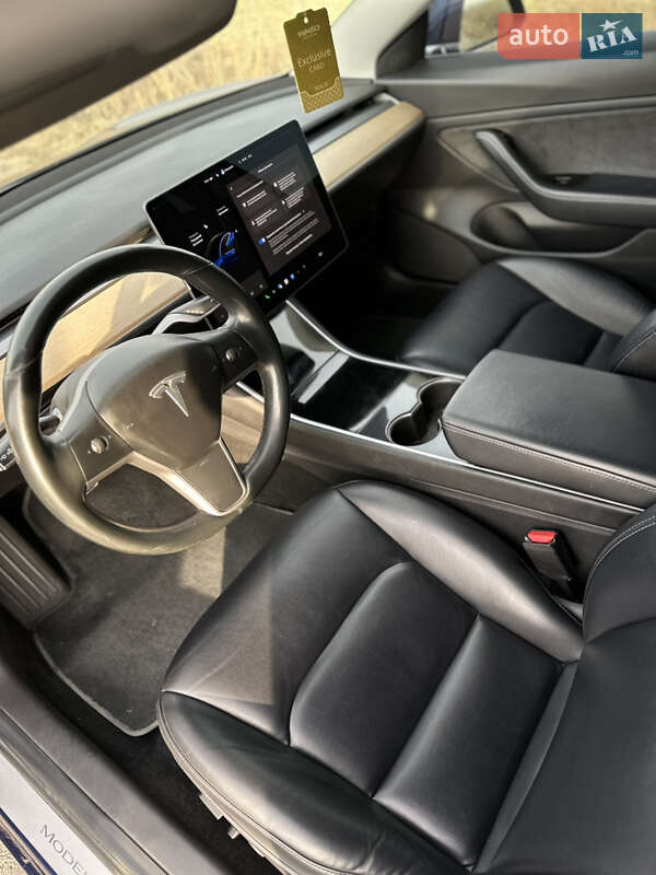 Седан Tesla Model 3 2018 в Львове