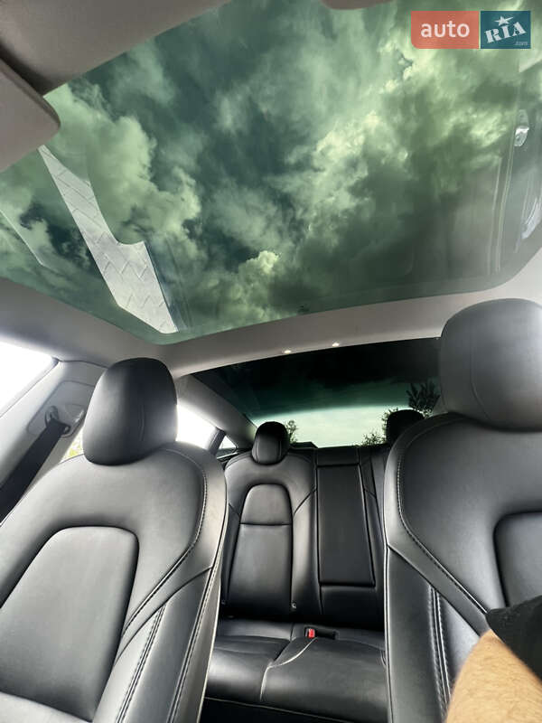 Седан Tesla Model 3 2022 в Березане